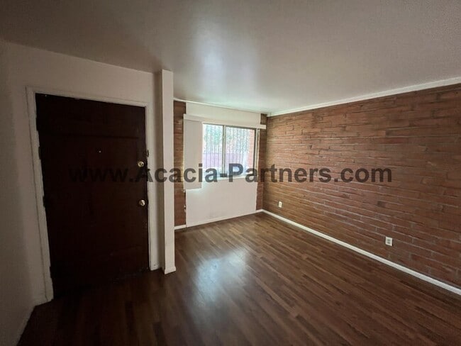 Building Photo - 2BD 2BA Duplex in Sam Hughes