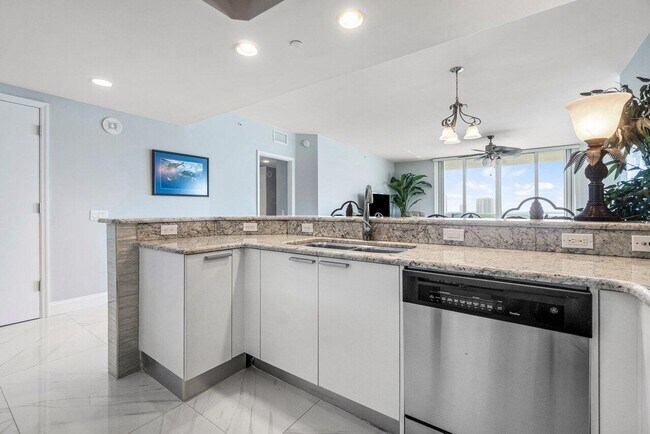 Building Photo - 2640 Lake Shore Dr