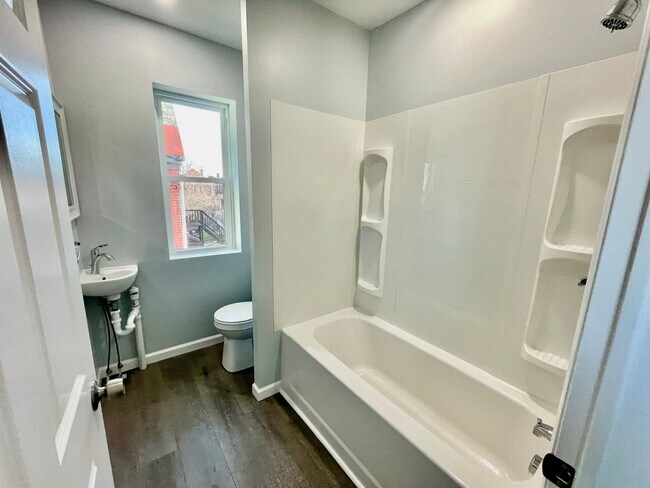 Building Photo - Bright and Updated 2 Bedroom 1.5 Bath House in Oakland