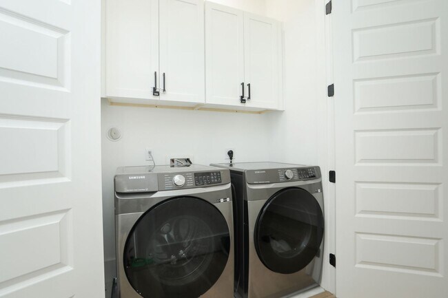 Building Photo - For Lease | 3 Bed, 3.5 Bath | 2,610 Sq Ft | Westheimer Estates |