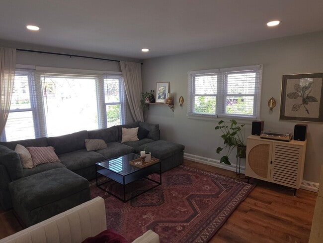 Building Photo - Updated Tosa 2 bedroom townhouse