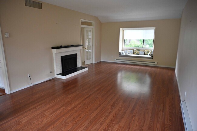 Building Photo - 540 Heritage Vlg