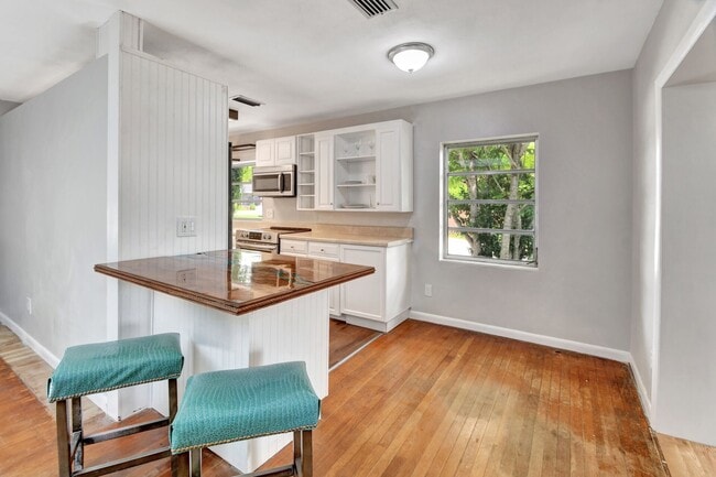 Building Photo - Bluelake Unit 3