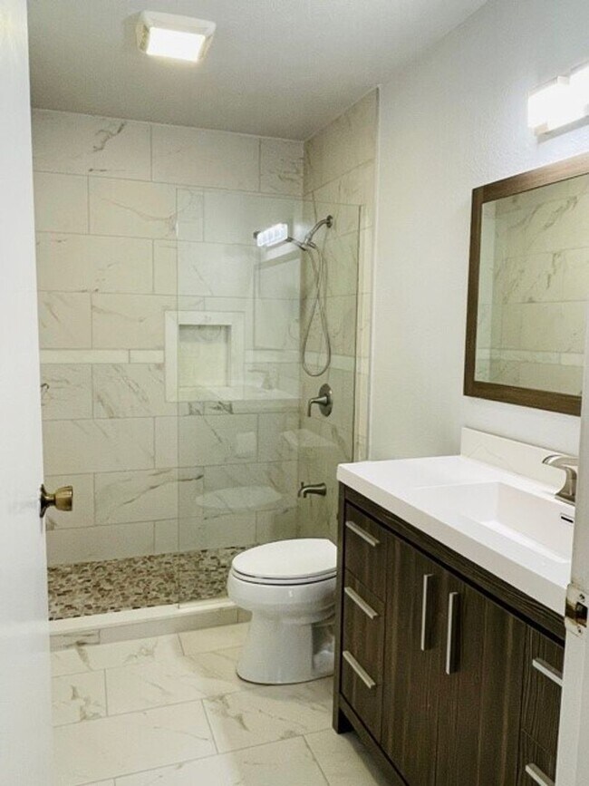 Building Photo - Spacious 2Bd/2Bath Condo located in The Ri...