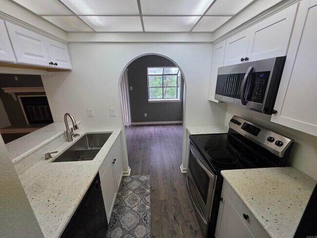 Building Photo - 301 Kings Row Dr