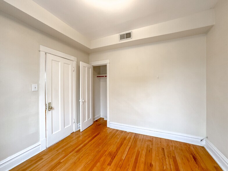 Building Photo - 5000 N Sawyer Ave