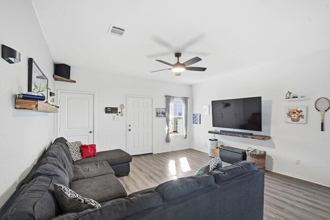 Building Photo - 1106 Cattail Ln