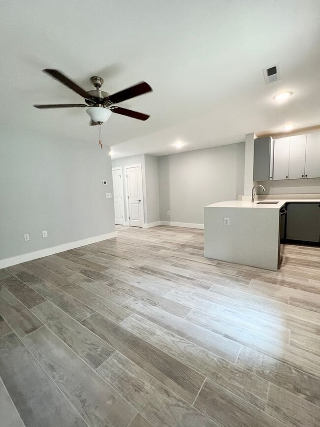 Building Photo - MOVE IN READY - FOUR Bedrooms! Master suite on both levels! Great Conway Location!