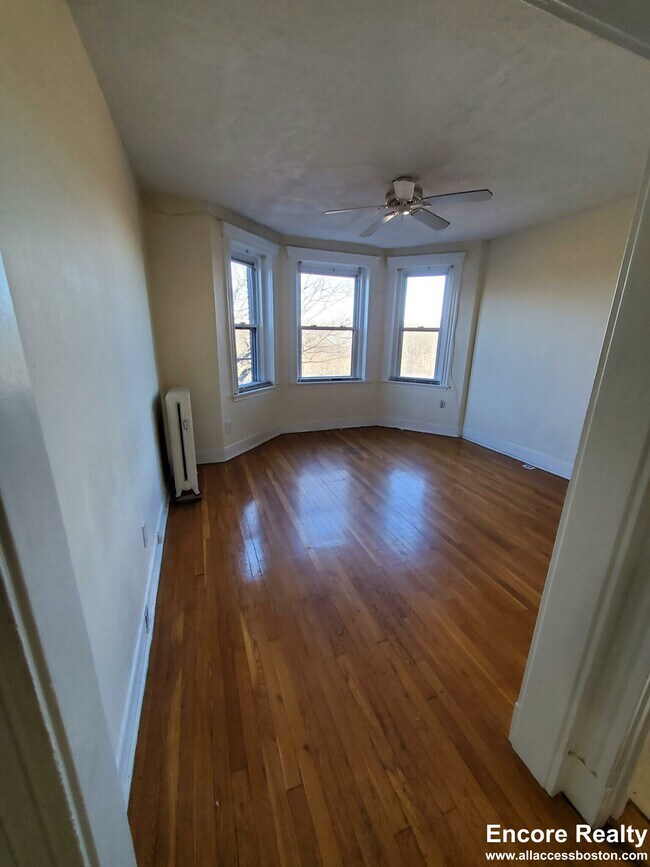 Building Photo - 364 Riverway