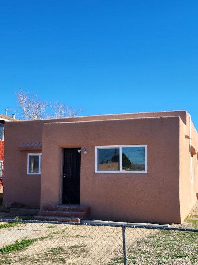 Building Photo - Newly renovated 2 bedroom House