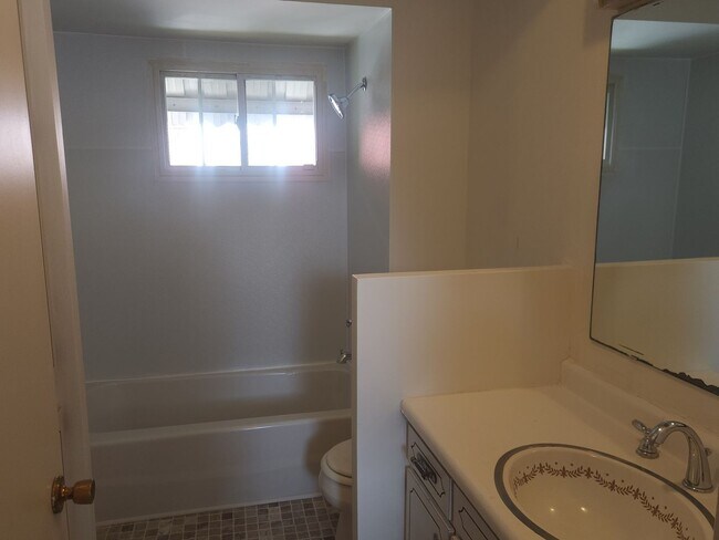 Building Photo - Recently Renovated - 3 bedroom 2 bathroom ...