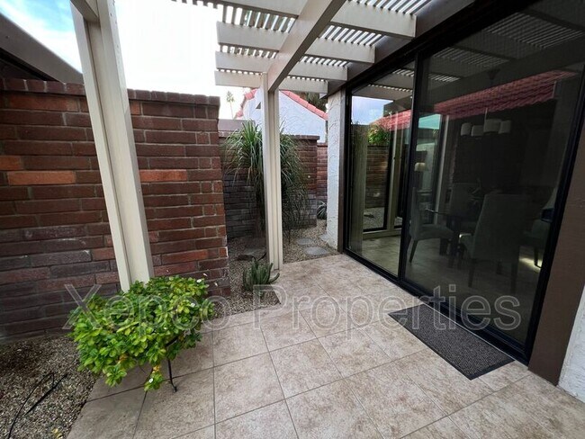 Building Photo - 2353 E Miramonte Cir