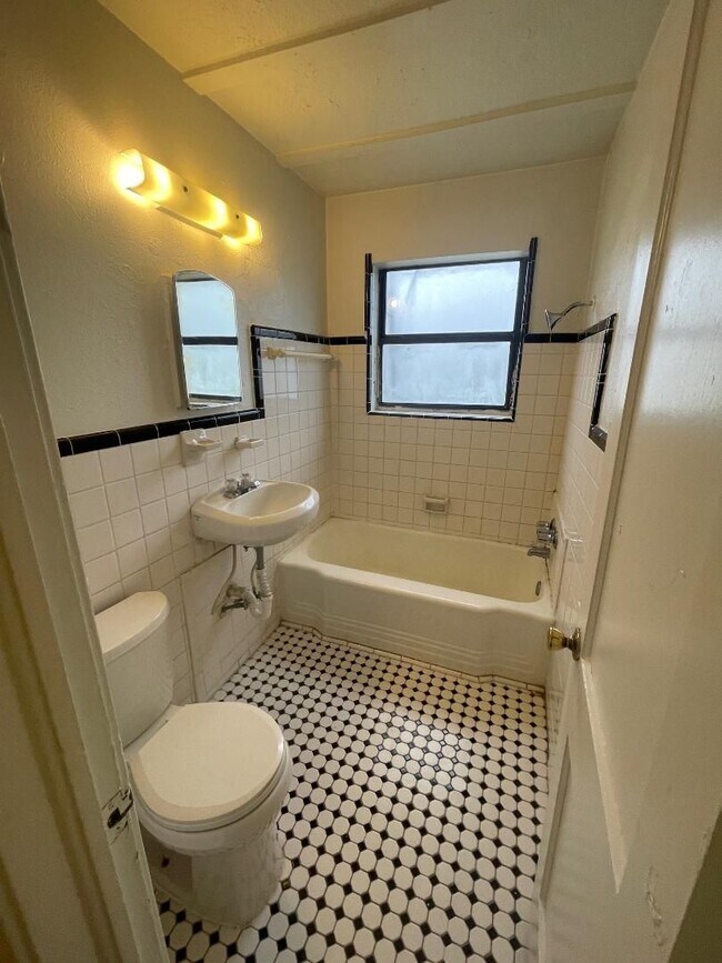 Building Photo - 2 BED 1 BATH DUPLEX FOR LEASE