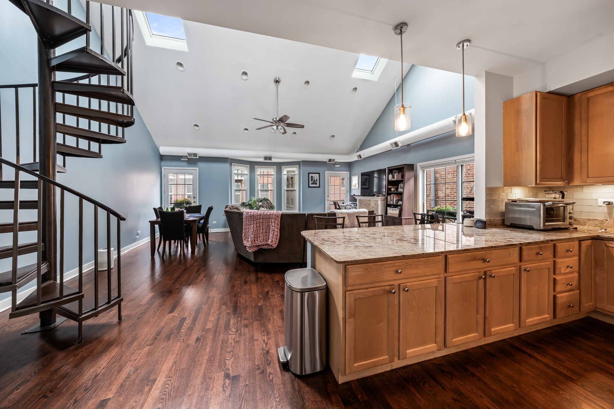 Building Photo - 811 W Superior St