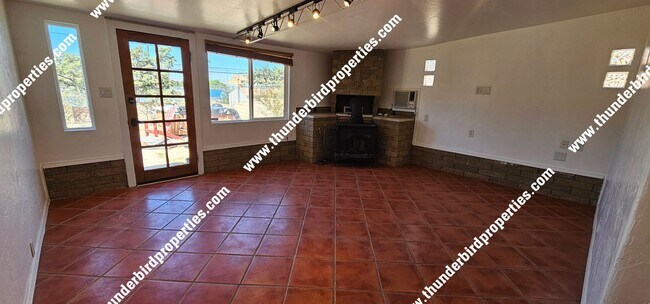 Building Photo - 2 miles from UNM cute 2 bedroom 1 bath