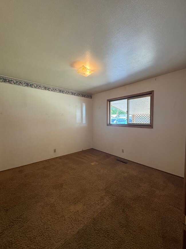 Building Photo - Spacious Home Near Hospital