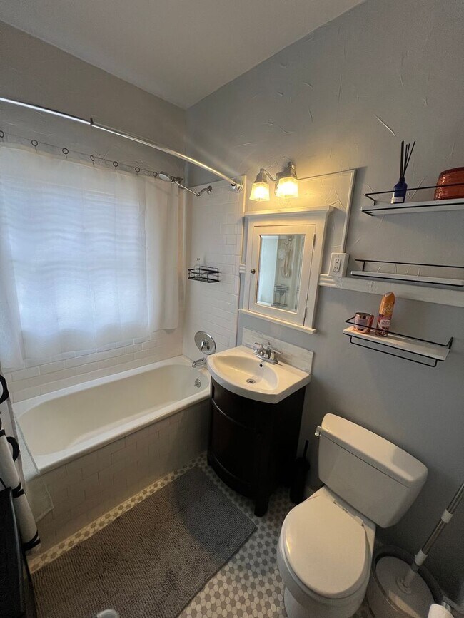 Building Photo - Historical 1922 Art Deco Building - 5th Floor Studio, 1 Bath, All Utilities Included