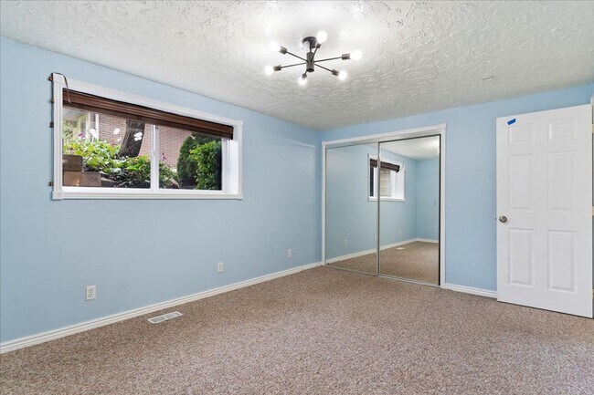 Building Photo - Perfect Family Home! 5 Beds, 3 Baths in Pl...