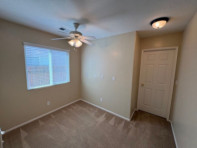 Building Photo - Lovely NW Visalia Home Near Shopping Centers Available Now!