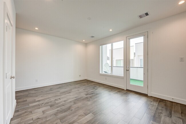 Building Photo - 5839 Dolores St