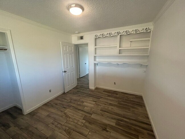 Building Photo - 4030 W Ashland Ave