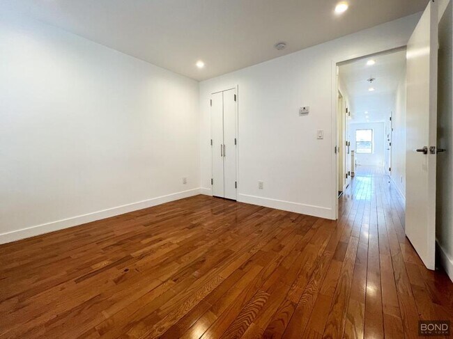 Building Photo - 1 bedroom in Queens NY 11101