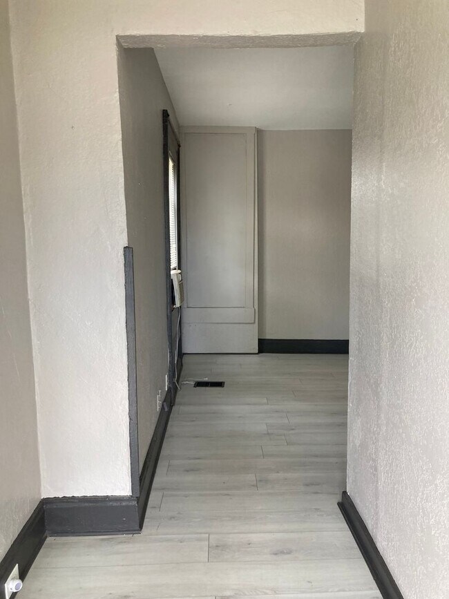 Building Photo - 820-822 HUFFMAN