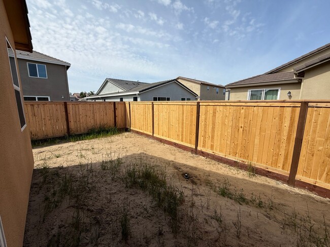Building Photo - Brand NEW single story home in Hughson!