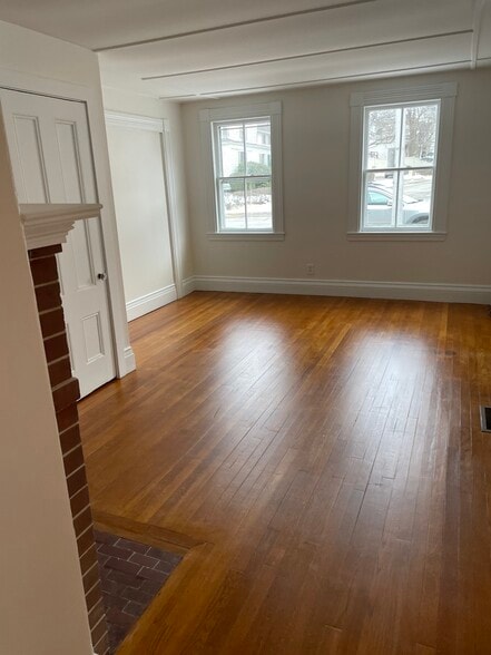 183A bed - 183 Washington St