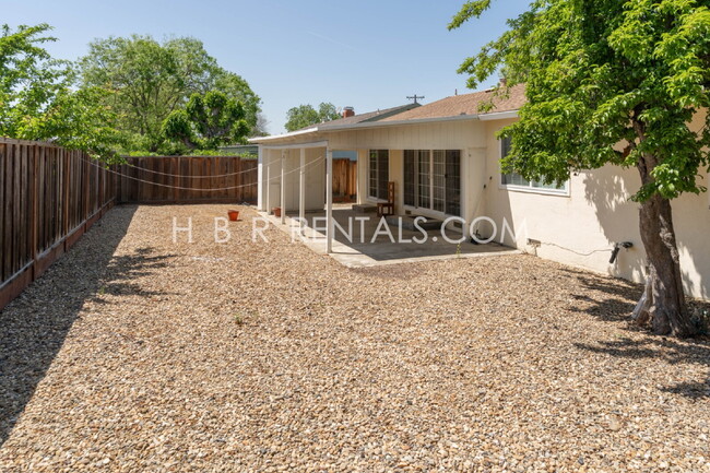 Building Photo - Charming Three Bedroom Single Story Liverm...