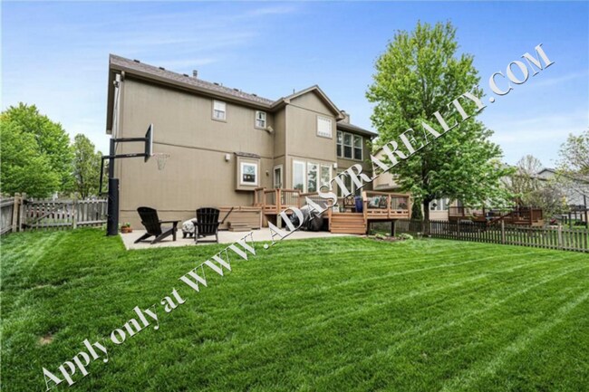 Building Photo - Beautiful 2 Story 4 Bed 5 Bath Home in Overland Park-Available in JULY!!