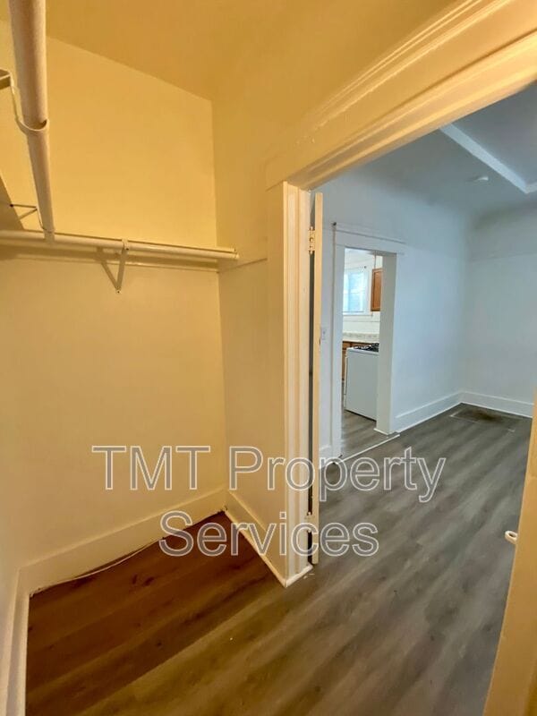 Building Photo - 202-208 W Oak Street