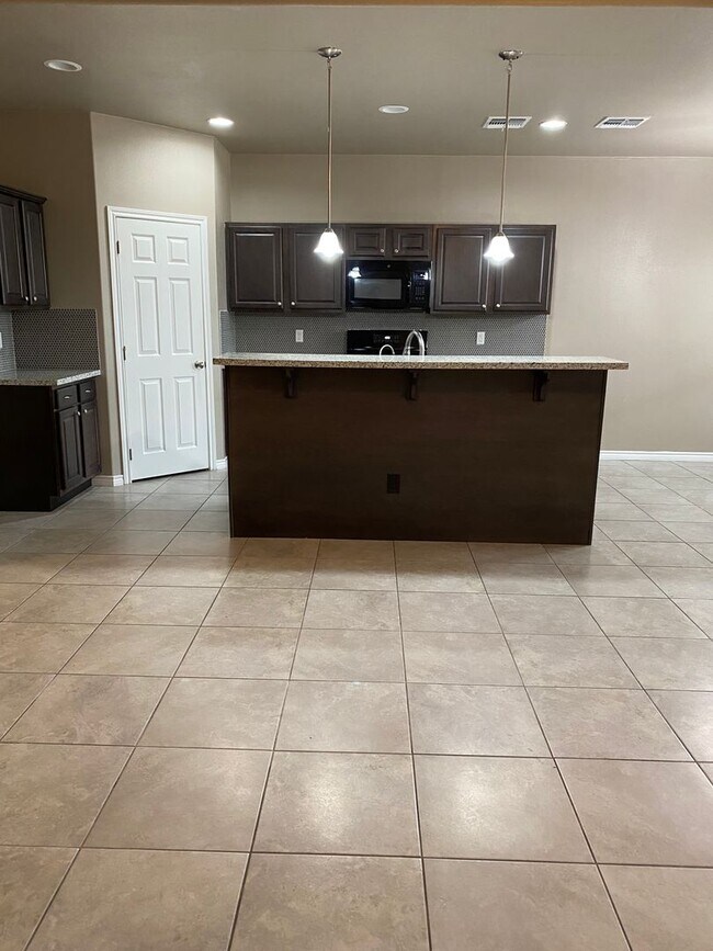 Building Photo - Beautiful 4 Bedroom in Desert Ridge