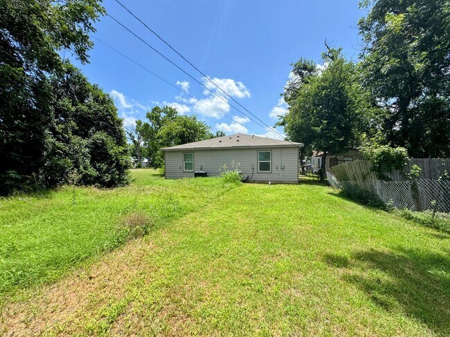 Building Photo - 306 S 23rd St