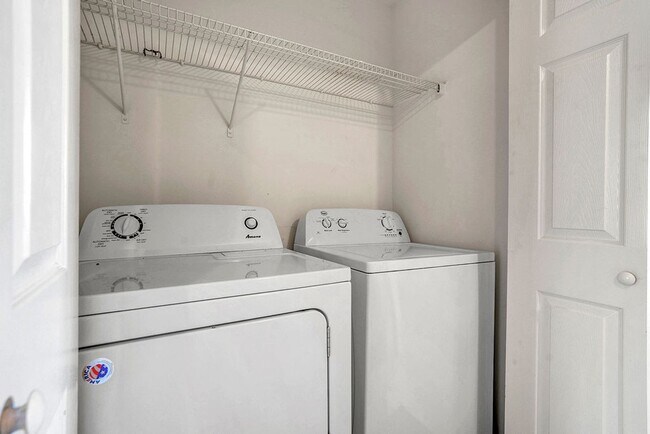 Building Photo - BEAUTIFUL TOWNHOUSE -COMMUNITY POOL-$500 OFF FIRST MONTH'S RENT!!