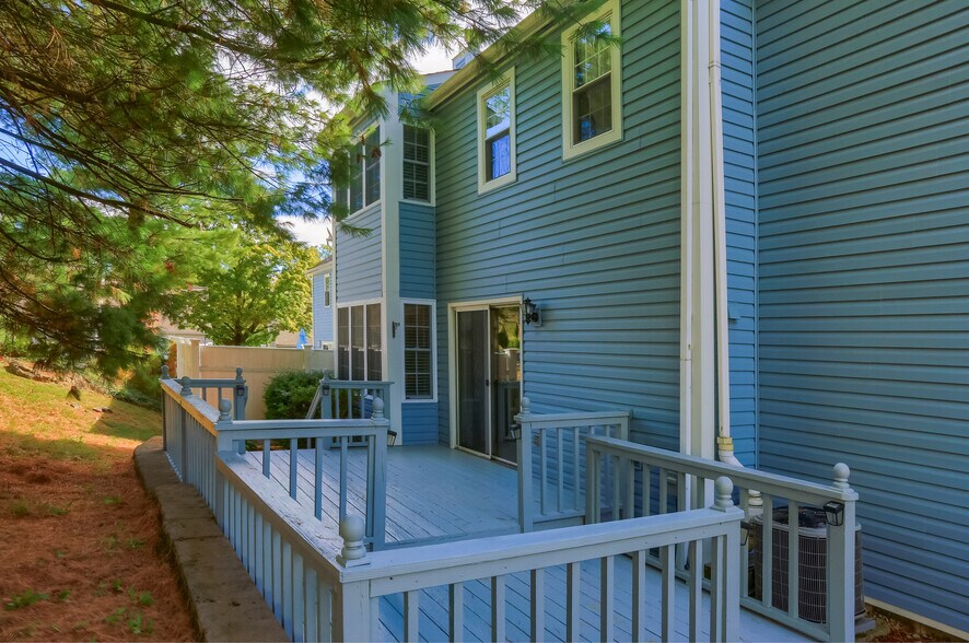 Building Photo - 2624 Hunters Point Dr