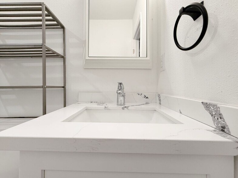 Building Photo - 39572 Armfield Ave