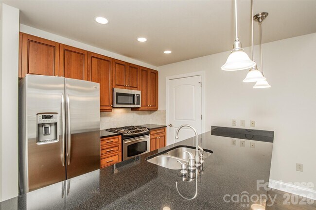 Building Photo - 701 Royal Ct