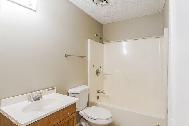 Building Photo - 128 Ann Dr SW