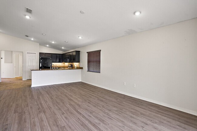 Building Photo - 581 Greenshank Dr