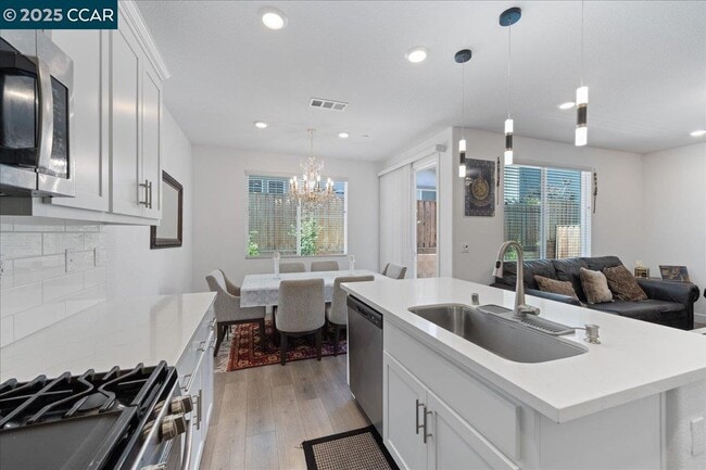 Building Photo - 300 Hideaway Ln