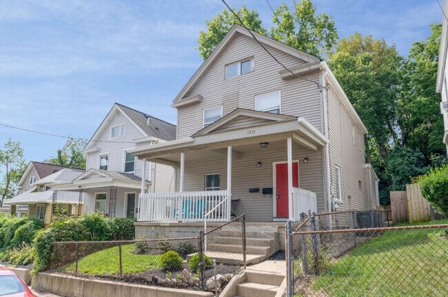 Building Photo - E. WALNUT HILLS - Cute 2 bed in upper of 2 family