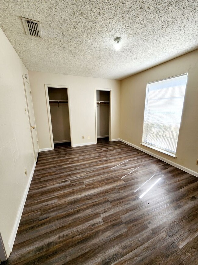 Building Photo - 2303 Daisy Dr