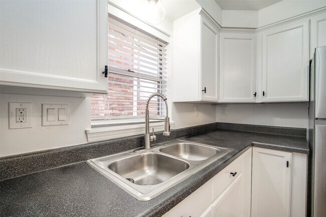 Building Photo - 2601 Rosedale St