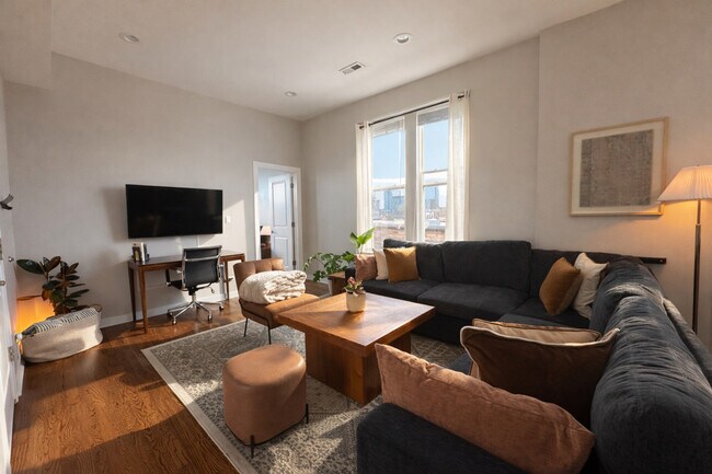 Building Photo - 736 N Throop St