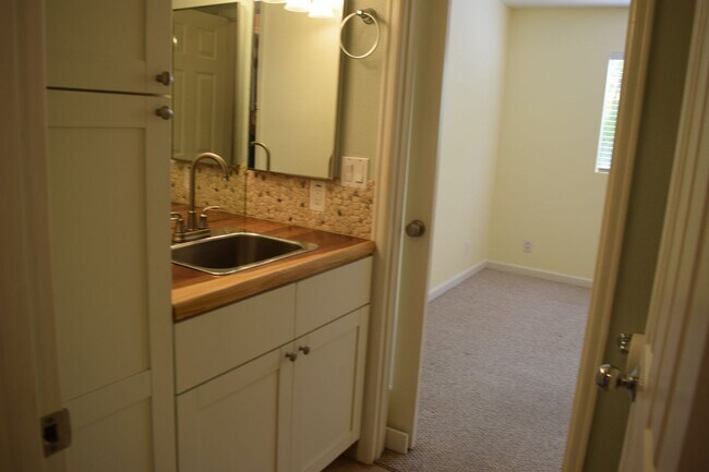 Building Photo - Maui Gardens ground floor unfurnished 2 bedroom 1.5 bath with pool and tennis court