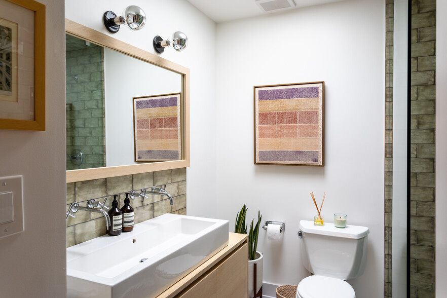 Bathroom - 3rd Fl - 1829 N Cleveland Ave