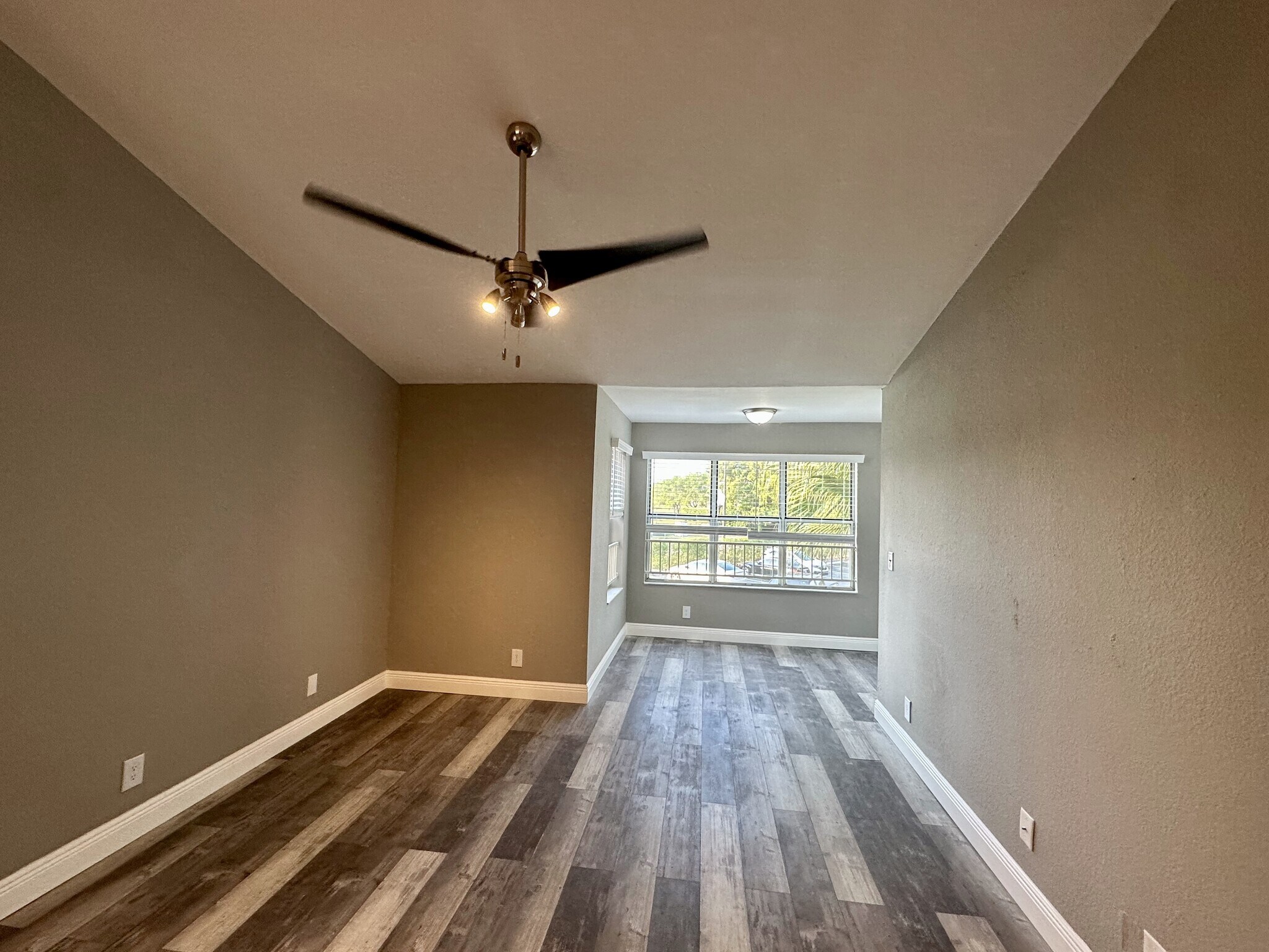 Building Photo - 3300 Pinewalk Dr N