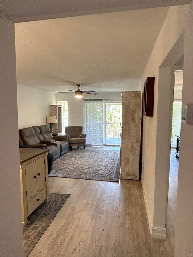 Building Photo - Updated 1 Bed/1.5 Bath Near the Beach! Gre...