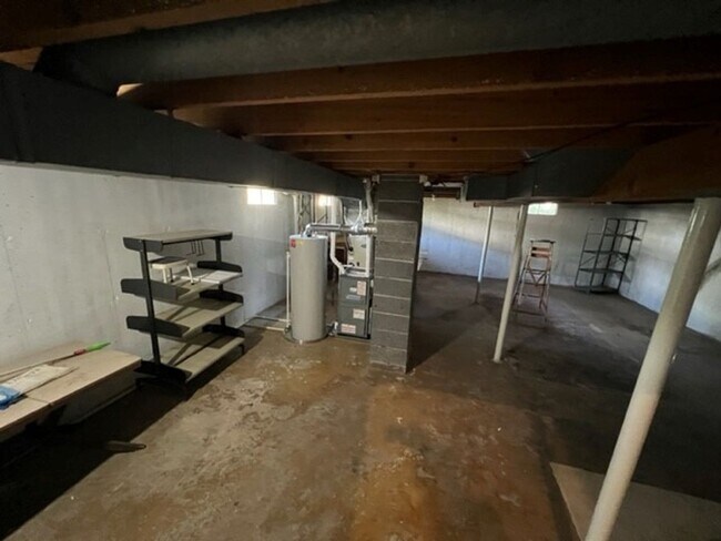 Building Photo - 3 Bed 1.5 Bath home **Available May***